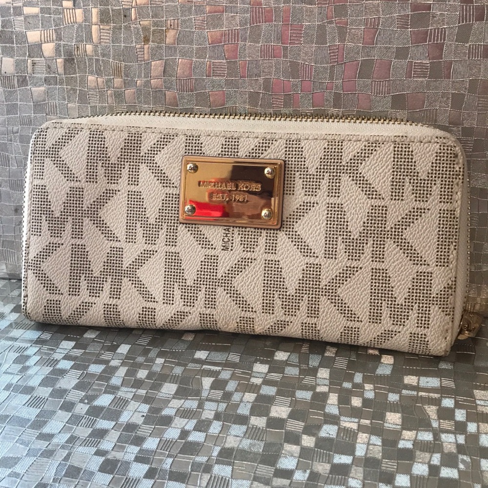 Authentic MIchael Kors wallet: barely used